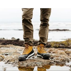 Huckberry All-Weather Duckboot in brown |